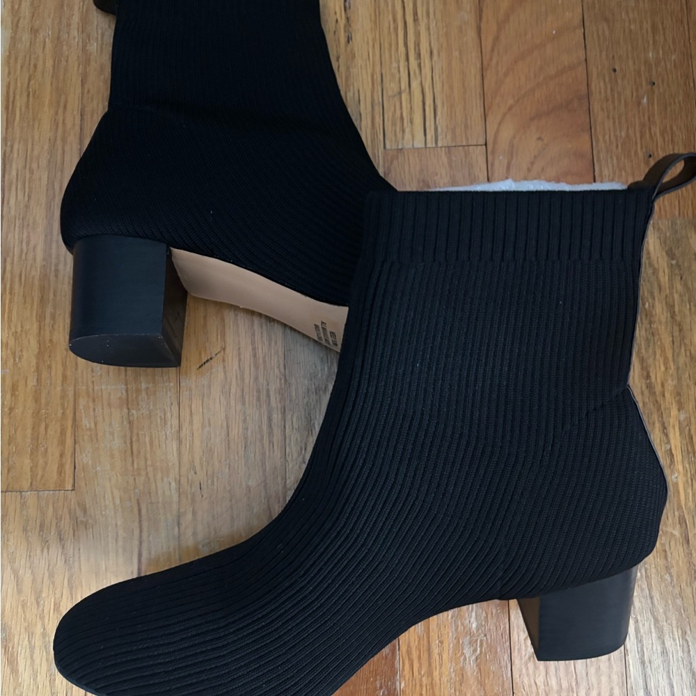 Elegant Black Ribbed Ankle Boots